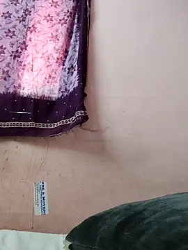 Snapshot of pujapujarrrr chatting on 11.04.25 pujapujarrrr online show from 11.04.25