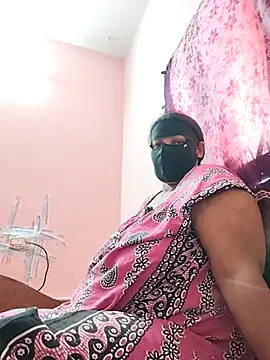 Snapshot of pujapujarrrr chatting on 11.25.25 pujapujarrrr online show from 11.25.25