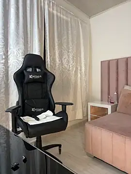 Natural BIGASS Nina online show from 04.18.26