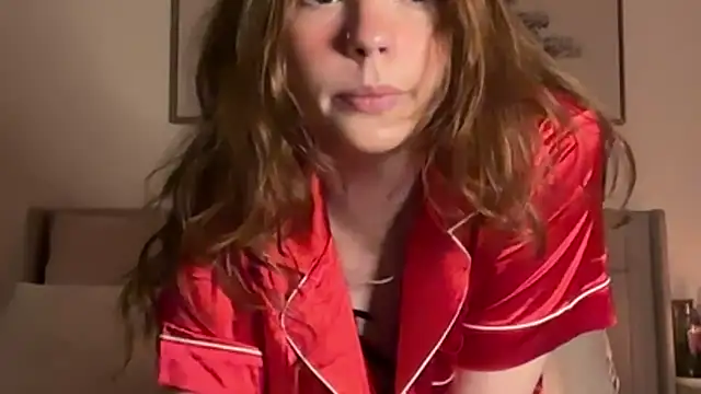 Snapshot of juliaraee chatting on 12.15.25 juliaraee online show from 12.15.25