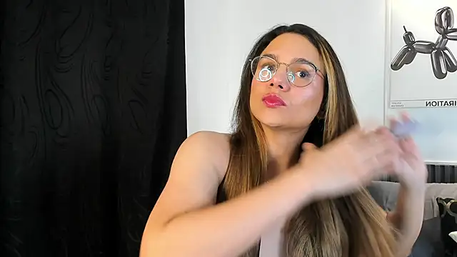 Snapshot of Cloe_Bonne chatting on 11.26.25 Cloe Bonne online show from 11.26.25