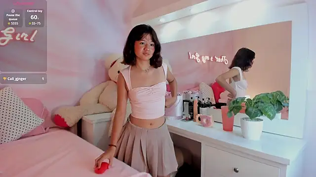 Snapshot of Sophie_Smitt chatting on 11.25.25 Sophie Smitt online show from 11.25.25