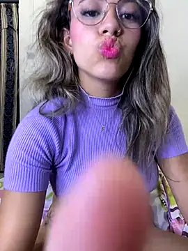 Snapshot of liahot69 chatting on 11.19.25 liahot69 online show from 11.19.25