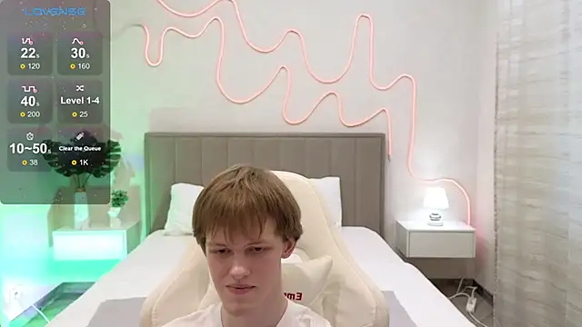 Snapshot of Fakeangel87 chatting on 11.04.25 Fakeangel87 online show from 11.04.25