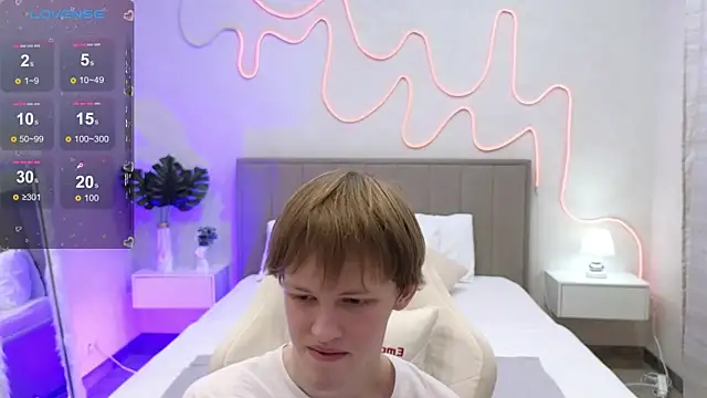 Snapshot of Fakeangel87 chatting on 11.07.25 Fakeangel87 online show from 11.07.25