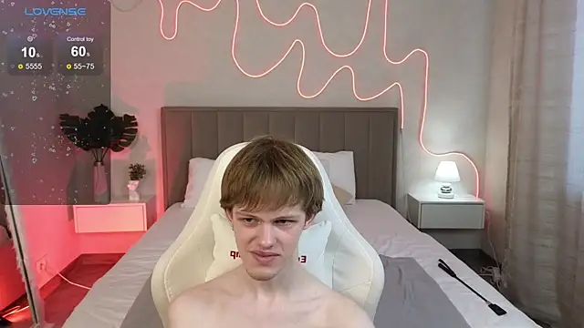 Snapshot of Fakeangel87 chatting on 11.12.25 Fakeangel87 online show from 11.12.25