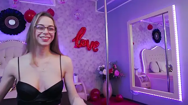 Snapshot of GracieCute chatting on 02.18.25 GracieCute online show from 02.18.25