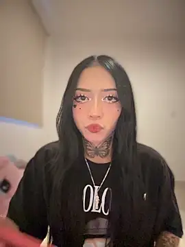 Snapshot of JIORYOvO chatting on 11.30.25 JIORYOvO online show from 11.30.25