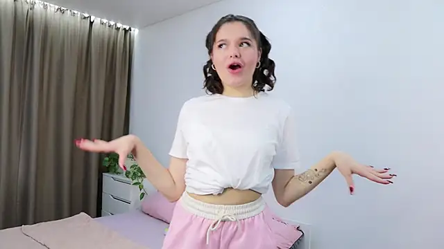 Snapshot of Xo_Laura chatting on 11.04.25 Xo Laura online show from 11.04.25