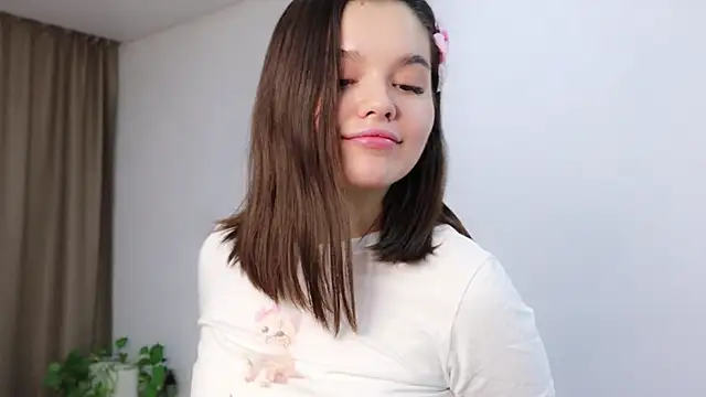 Snapshot of Xo_Laura chatting on 11.05.25 Xo Laura online show from 11.05.25