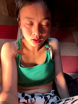 Snapshot of Li_ve chatting on 12.05.25 Li ve online show from 12.05.25