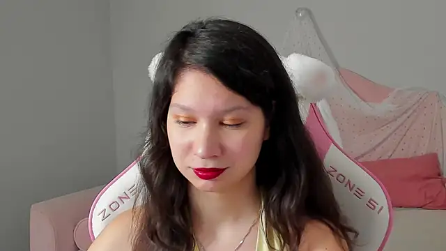 Snapshot of SaraDenars chatting on 11.24.25 SaraDenars online show from 11.24.25