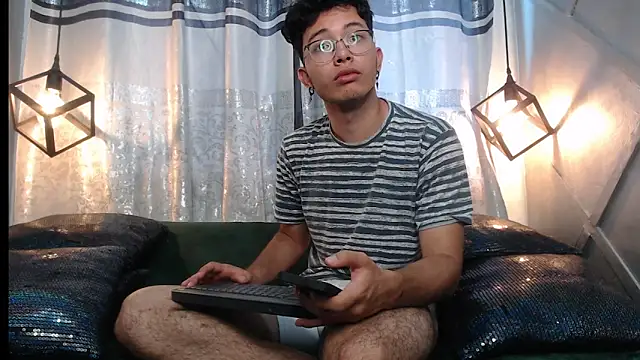 Snapshot of alexy_re chatting on 11.11.25 alexy re online show from 11.11.25