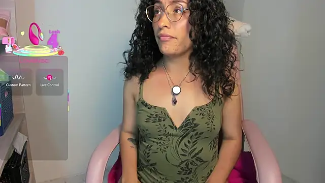 Snapshot of misslya00 chatting on 12.05.25 misslya00 online show from 12.05.25