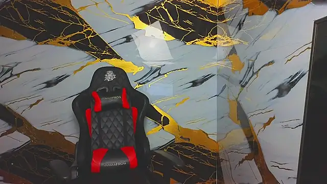 Snapshot of Suarezz10_ chatting on 11.17.25 Suarezz10 online show from 11.17.25