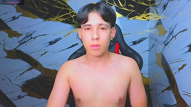 Snapshot of Suarezz10_ chatting on 11.19.25 Suarezz10 online show from 11.19.25