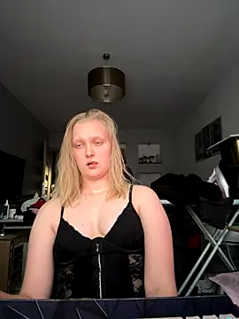 hotgoodgirll online show from 11.18.25