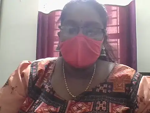 Snapshot of hootypriya chatting on 04.25.26 hootypriya online show from 04.25.26