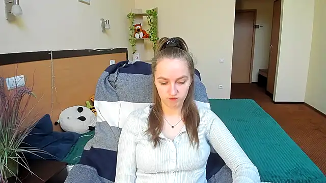 Snapshot of Nesie-Stoun chatting on 11.24.25 Nesie-Stoun online show from 11.24.25