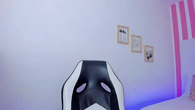 Snapshot of Emi_Rosee chatting on 11.29.25 Emi Rosee online show from 11.29.25