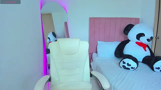 Janettcruz online show from 04.18.26