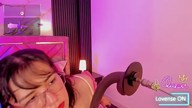 Snapshot of Lalalemoonds chatting on 04.12.26 Lalalemoonds online show from 04.12.26