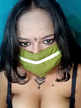 Snapshot of V_HOT_CUTE chatting on 11.17.25 V HOT CUTE online show from 11.17.25