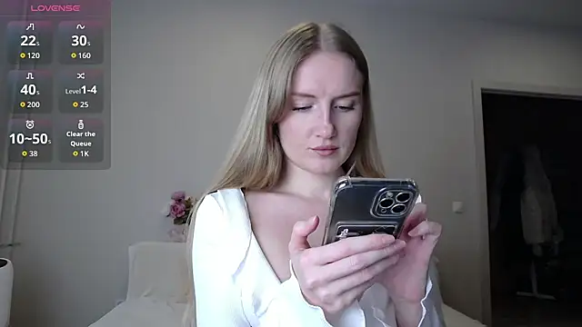 Snapshot of olliebells chatting on 02.13.26 olliebells online show from 02.13.26