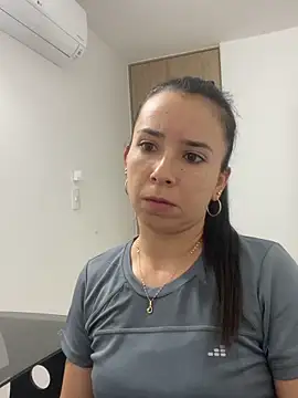 Snapshot of Vicky_ro chatting on 11.16.25 Vicky ro online show from 11.16.25