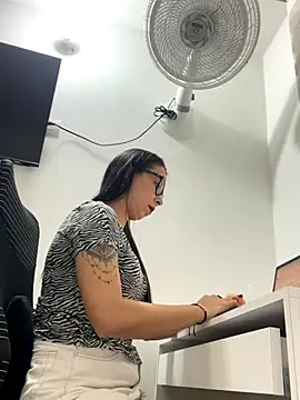 Snapshot of Vicky_ro chatting on 11.18.25 Vicky ro online show from 11.18.25