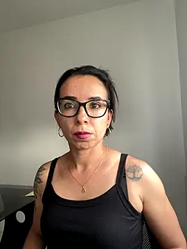 Snapshot of Vicky_ro chatting on 11.18.25 Vicky ro online show from 11.18.25