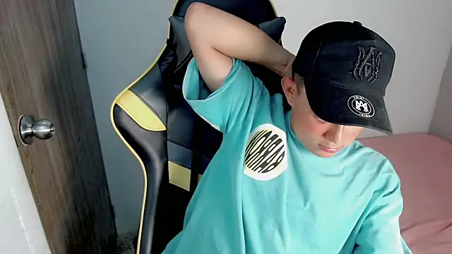 Snapshot of Tatann_18 chatting on 11.12.25 Tatann 18 online show from 11.12.25