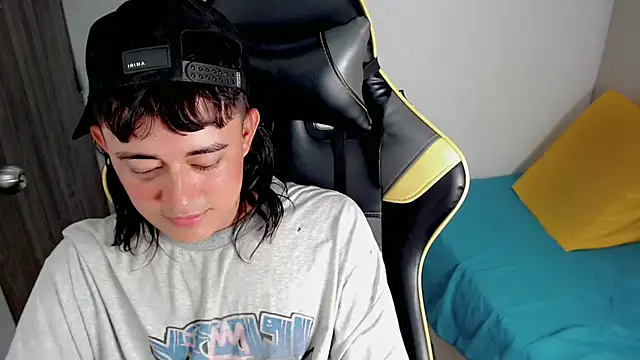 Snapshot of Tatann_18 chatting on 11.14.25 Tatann 18 online show from 11.14.25