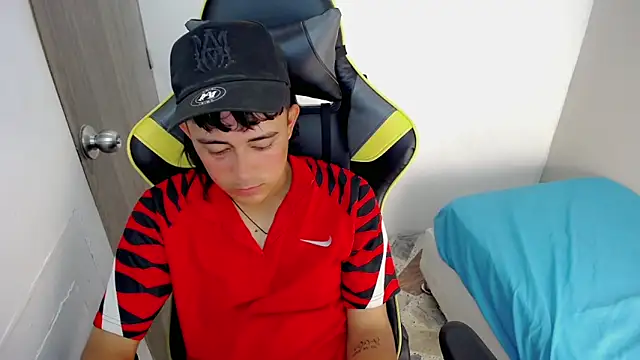 Snapshot of Tatann_18 chatting on 11.19.25 Tatann 18 online show from 11.19.25