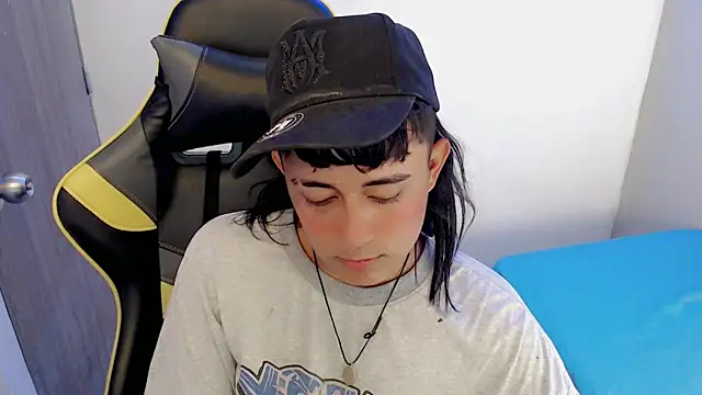 Snapshot of Tatann_18 chatting on 11.21.25 Tatann 18 online show from 11.21.25