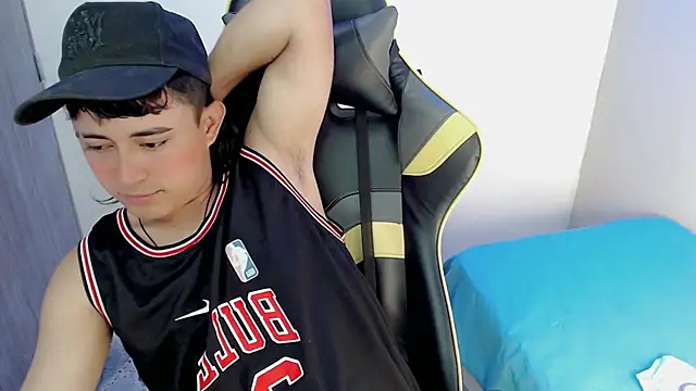 Snapshot of Tatann_18 chatting on 11.26.25 Tatann 18 online show from 11.26.25