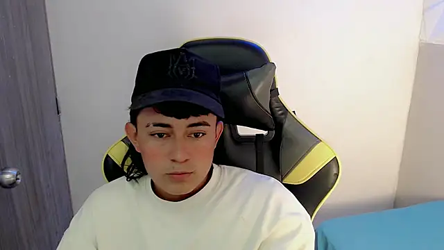 Snapshot of Tatann_18 chatting on 11.27.25 Tatann 18 online show from 11.27.25