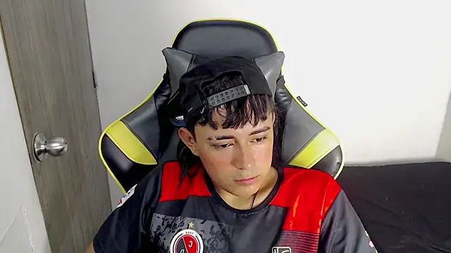 Snapshot of Tatann_18 chatting on 11.28.25 Tatann 18 online show from 11.28.25