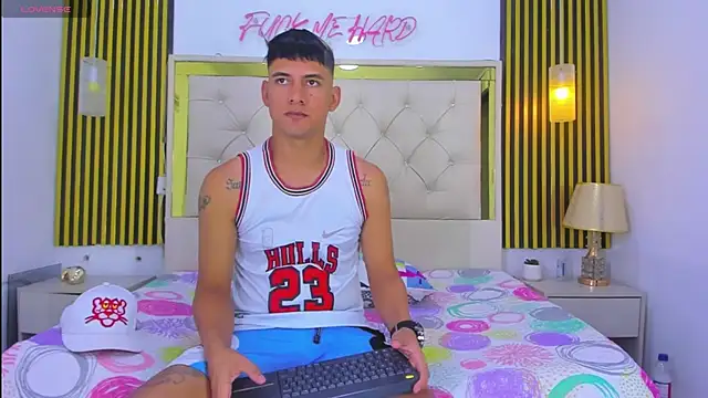 Snapshot of KEVIN_MCKINLEY chatting on 11.13.25 KEVIN MCKINLEY online show from 11.13.25