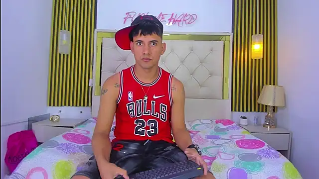 Snapshot of KEVIN_MCKINLEY chatting on 11.14.25 KEVIN MCKINLEY online show from 11.14.25