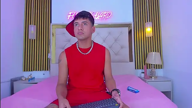 Snapshot of KEVIN_MCKINLEY chatting on 11.18.25 KEVIN MCKINLEY online show from 11.18.25