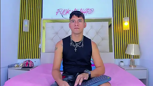 Snapshot of KEVIN_MCKINLEY chatting on 11.25.25 KEVIN MCKINLEY online show from 11.25.25