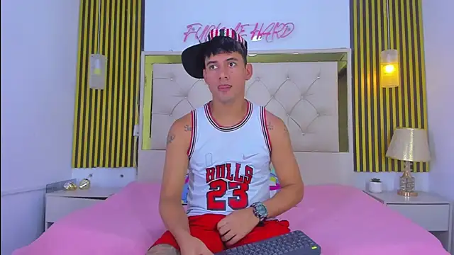 Snapshot of KEVIN_MCKINLEY chatting on 11.26.25 KEVIN MCKINLEY online show from 11.26.25