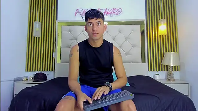 Snapshot of KEVIN_MCKINLEY chatting on 11.29.25 KEVIN MCKINLEY online show from 11.29.25