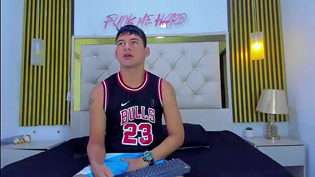 Snapshot of KEVIN_MCKINLEY chatting on 11.30.25 KEVIN MCKINLEY online show from 11.30.25