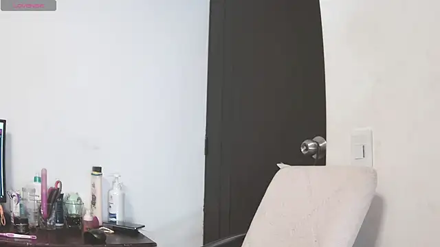 Snapshot of katherine-smill chatting on 11.11.25 katherine-smill online show from 11.11.25