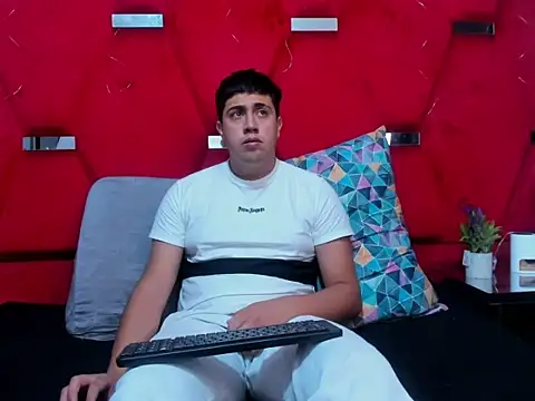 Snapshot of Emmaanddarling chatting on 11.21.25 Emmaanddarling online show from 11.21.25