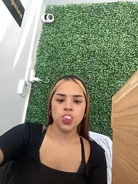 Snapshot of Sara__Secret chatting on 11.21.25 Sara Secret online show from 11.21.25