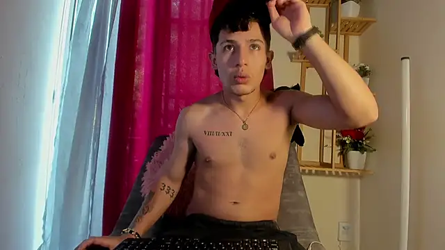 Snapshot of latiin_boy21 chatting on 11.13.25 latiin boy21 online show from 11.13.25