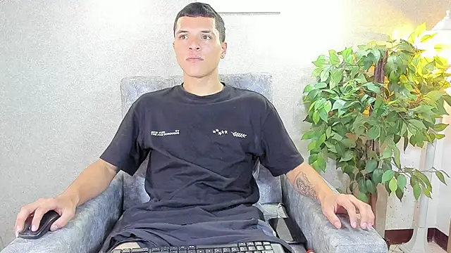 Snapshot of damian_vega13 chatting on 11.24.25 damian vega13 online show from 11.24.25